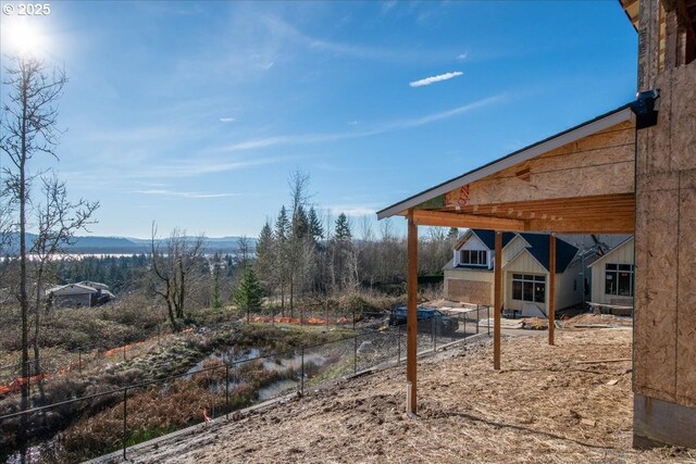 view of yard featuring a mountain view