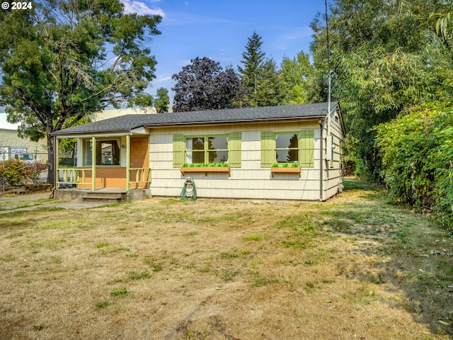 view of front of property featuring a front yard