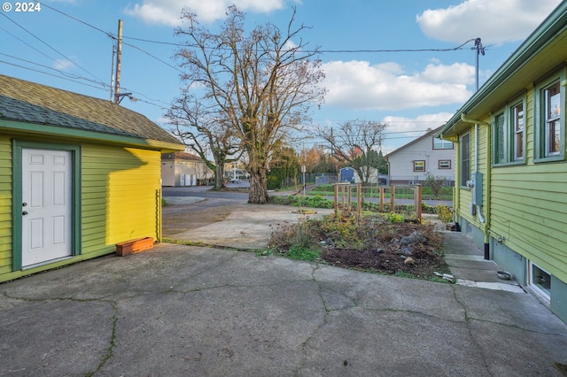 view of yard featuring a patio area