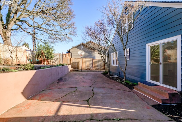 895 Hilltop Dr, Salem, OR 97304 - fenced backyard with entry steps and a patio