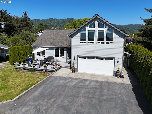 view of front of home featuring a garage and a front yard