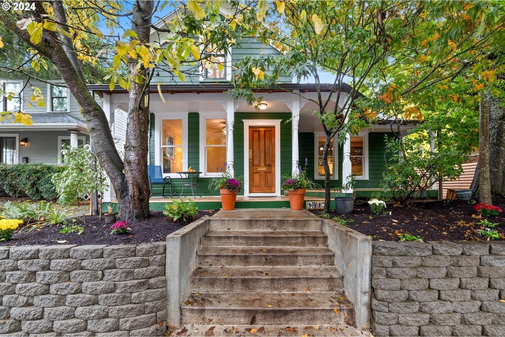 view of front facade featuring covered porch