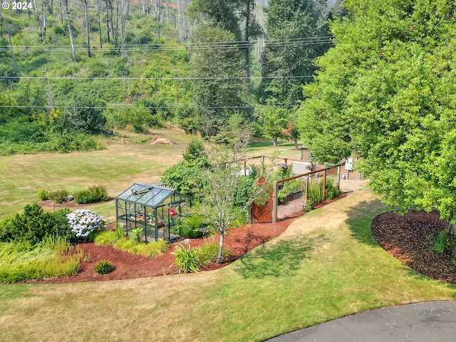 view of yard featuring an outbuilding