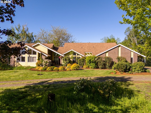 view of front facade with a front lawn