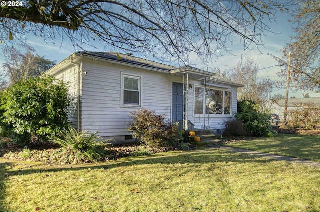 view of front of house with a front lawn