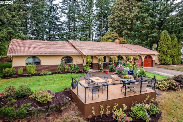 view of front of property featuring a garage and a front yard