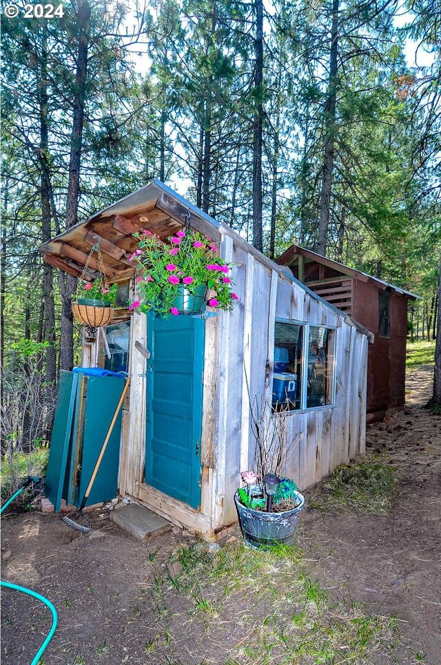 view of outbuilding