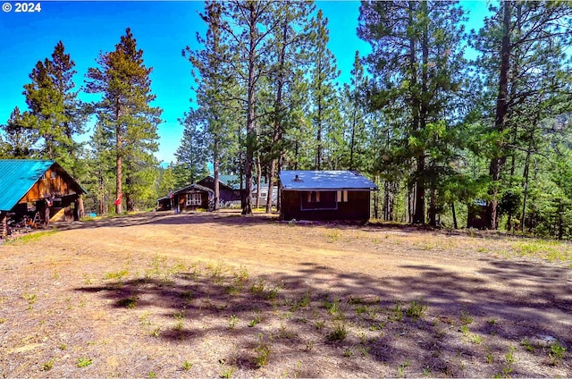 view of yard featuring an outbuilding