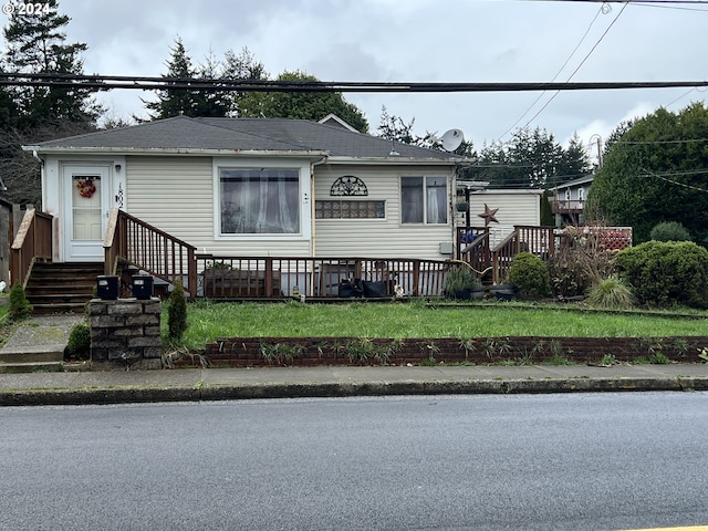 view of front facade with a front lawn