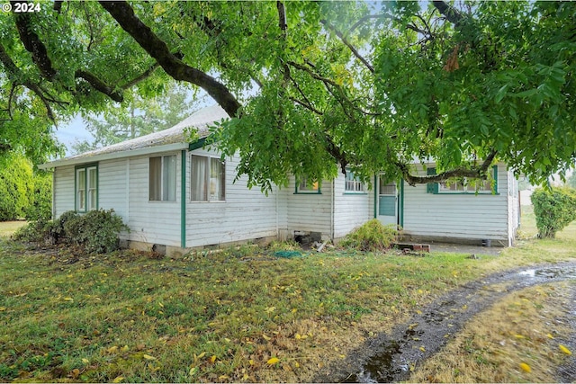 view of front of house with a front yard