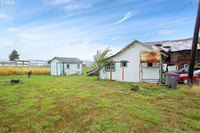 view of yard featuring a storage shed