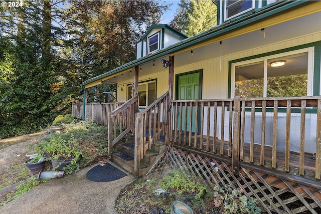 property entrance featuring a deck