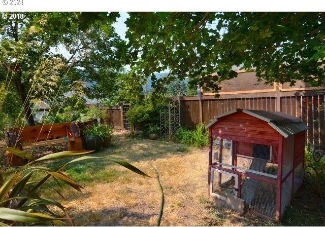 view of yard with an outdoor structure