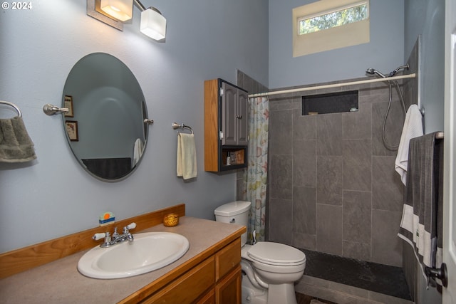 455 Chandler Dr, Roseburg, OR 97471 - bathroom featuring a tile shower, toilet, and vanity