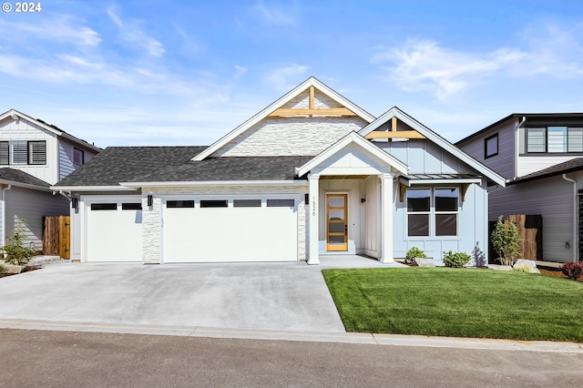 view of front facade featuring a front yard