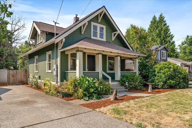 view of front of home featuring a front lawn