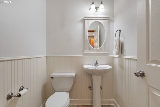 bathroom featuring toilet and sink