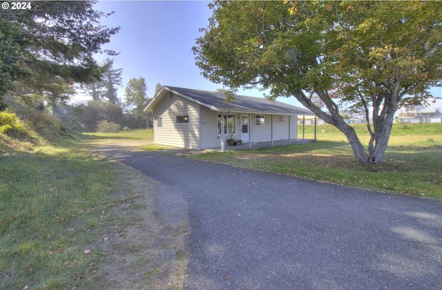 view of front facade featuring a front lawn