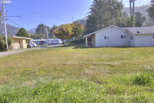 view of yard with a mountain view