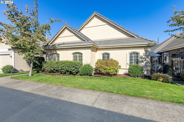 view of front facade featuring a front yard