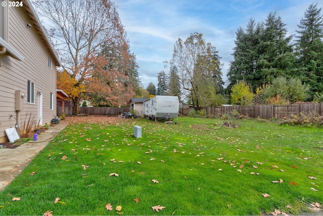 view of yard with a storage unit