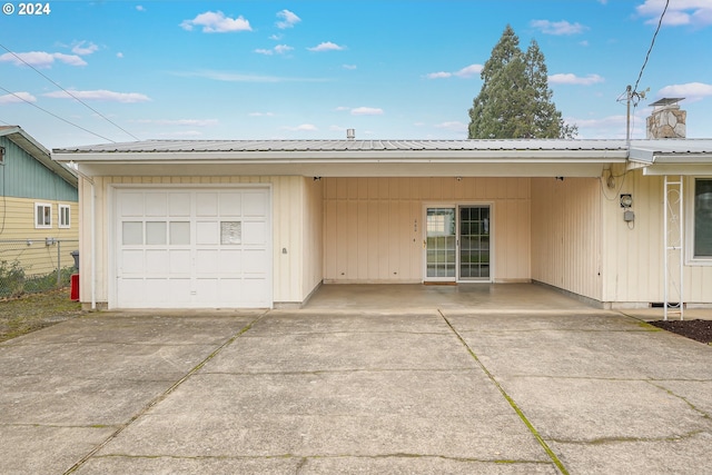 view of front of property featuring a garage