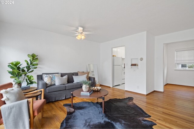 living room featuring light hardwood / wood-style floors and ceiling fan