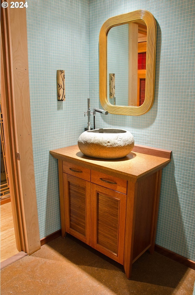 2275 Floral Hill Dr, Eugene, OR 97403 - bathroom with vanity