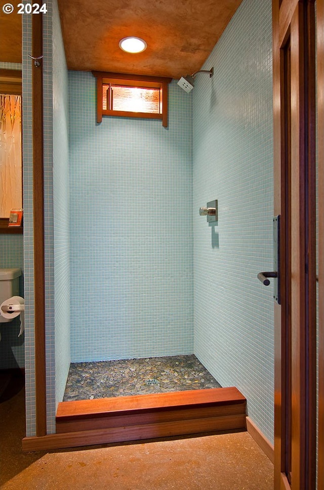 2275 Floral Hill Dr, Eugene, OR 97403 - bathroom featuring toilet and tiled shower