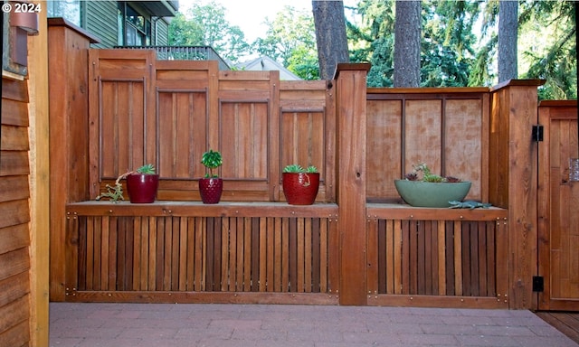 2275 Floral Hill Dr, Eugene, OR 97403 - view of gate