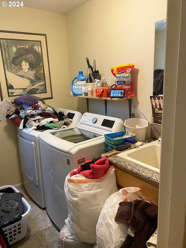 laundry room with tile patterned flooring and washing machine and dryer