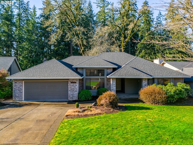 view of front facade featuring a garage and a front lawn