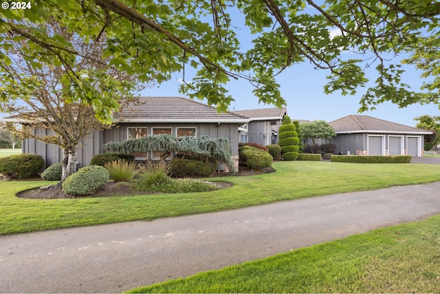 view of front of property featuring a front yard