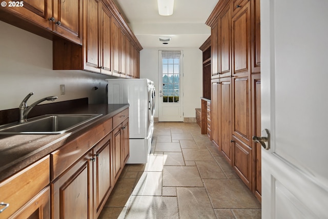 washroom featuring cabinets, sink, and washing machine and clothes dryer