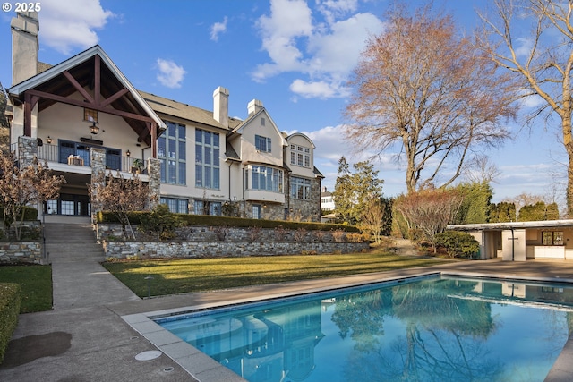 view of swimming pool with a yard