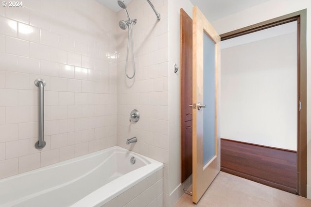 bathroom with tiled shower / bath and wood-type flooring