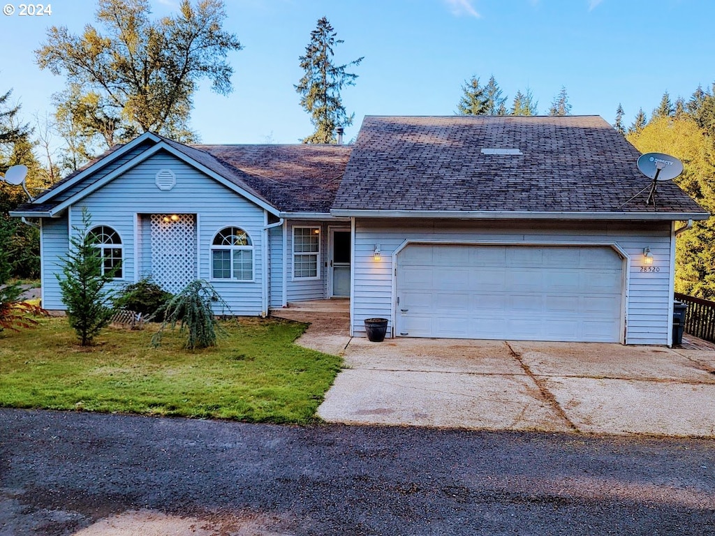 view of front facade with a garage and a front yard