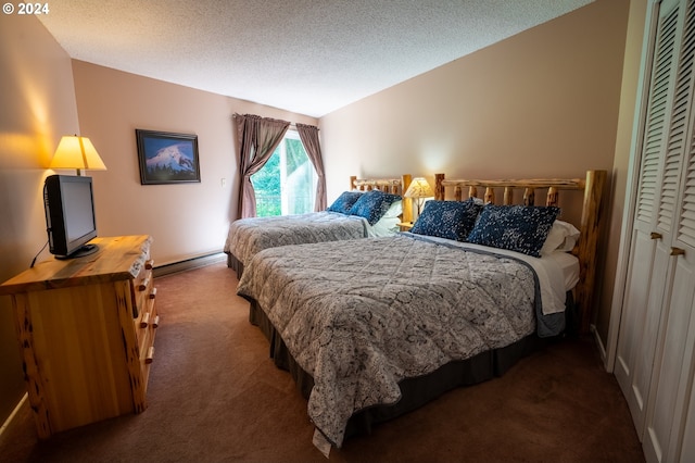 bedroom featuring carpet, a closet, and a textured ceiling