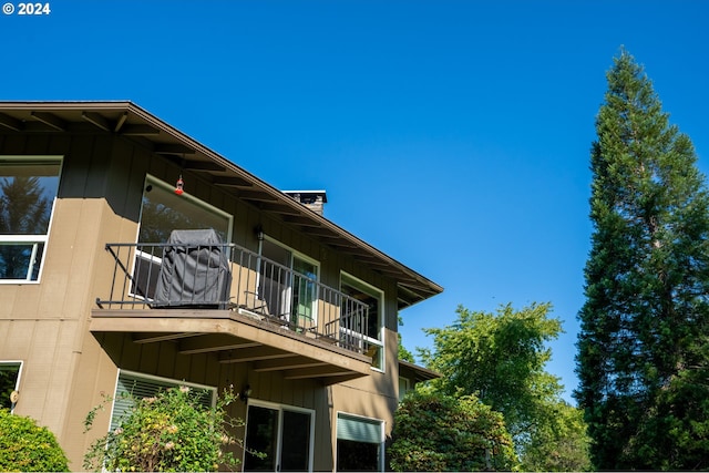 view of side of property featuring a balcony