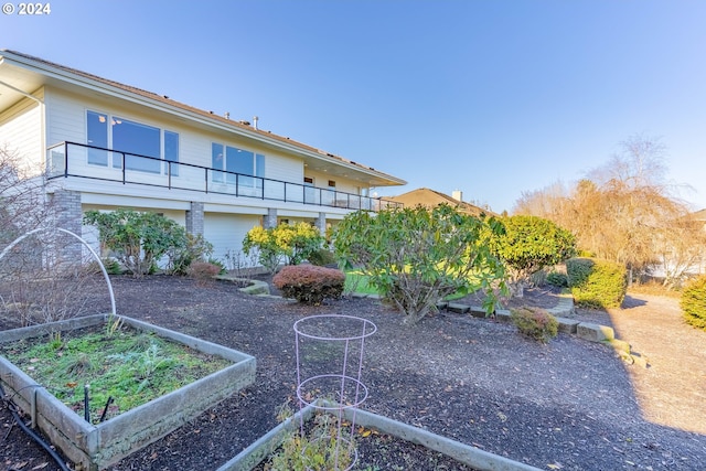 view of yard featuring a balcony