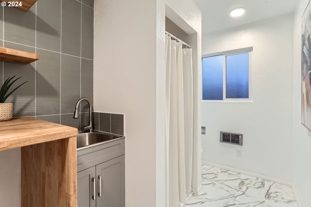 bathroom featuring sink