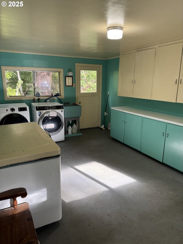 laundry room featuring cabinets and independent washer and dryer