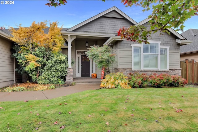 craftsman house featuring a front yard