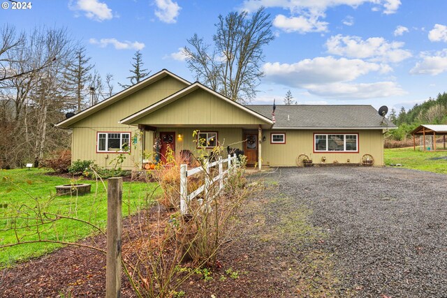 ranch-style house featuring a front lawn