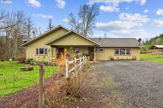 view of front of home featuring a front lawn and driveway