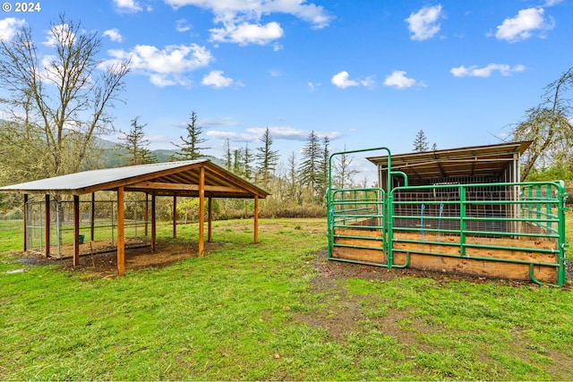 view of yard featuring an outdoor structure