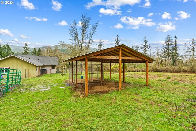 view of yard featuring an outdoor structure