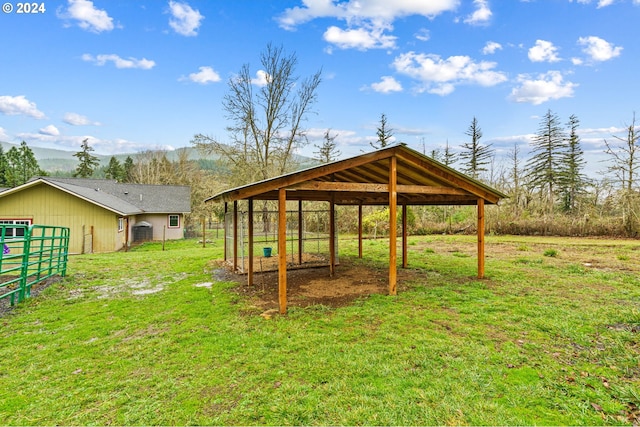 view of yard featuring an outbuilding