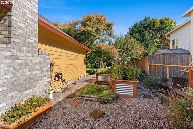 view of yard with a shed