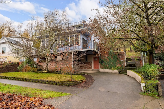 view of front of home featuring a front yard